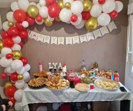 Arche de ballons rouge, blanc et doré pour sublimer votre anniversaire.