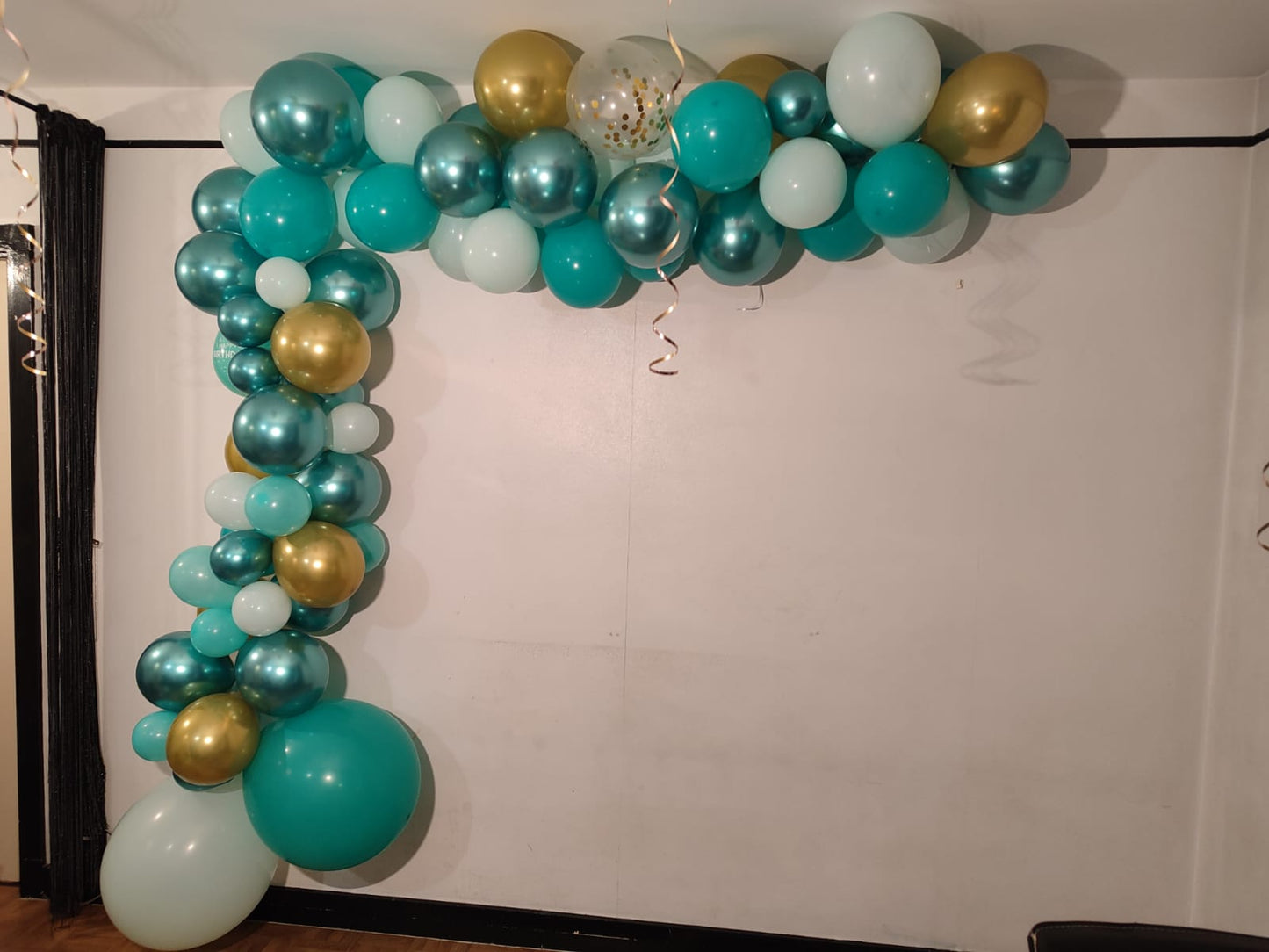 Arche 67 ballons turquoise, bleu et doré pour anniversaire, mariage et baby shower