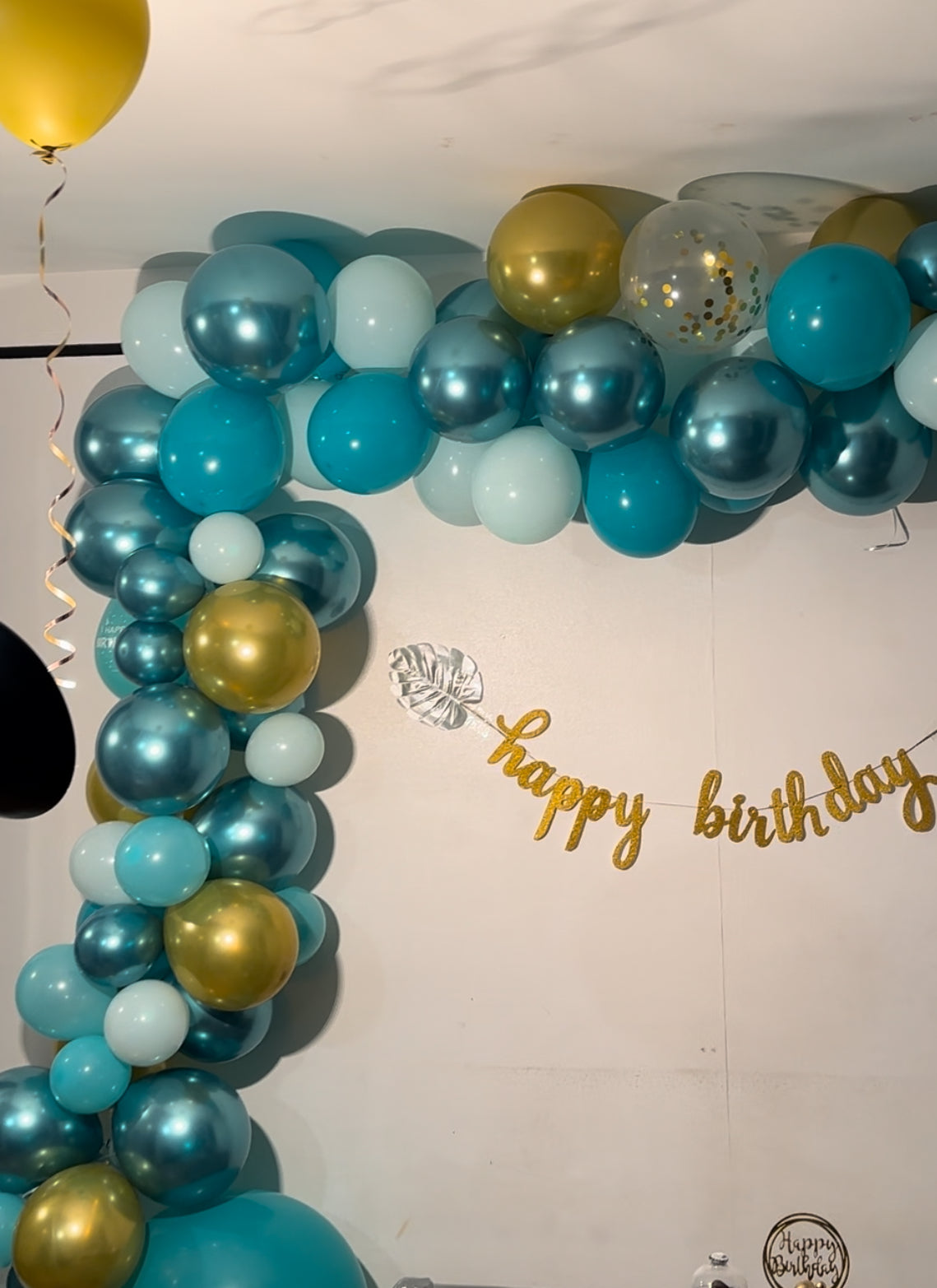 Arche 67 ballons turquoise, bleu et doré pour anniversaire, mariage et baby shower