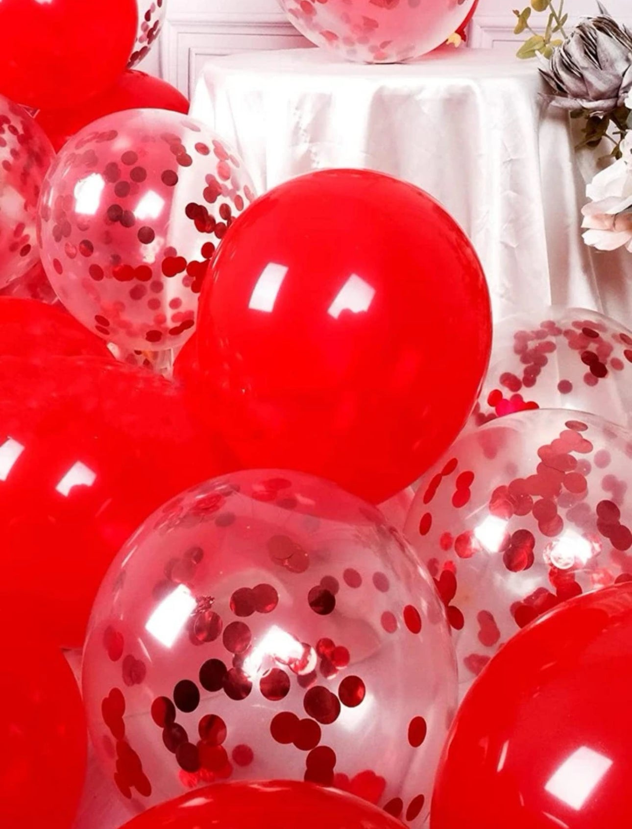 Ballon rouge et confettis rouge