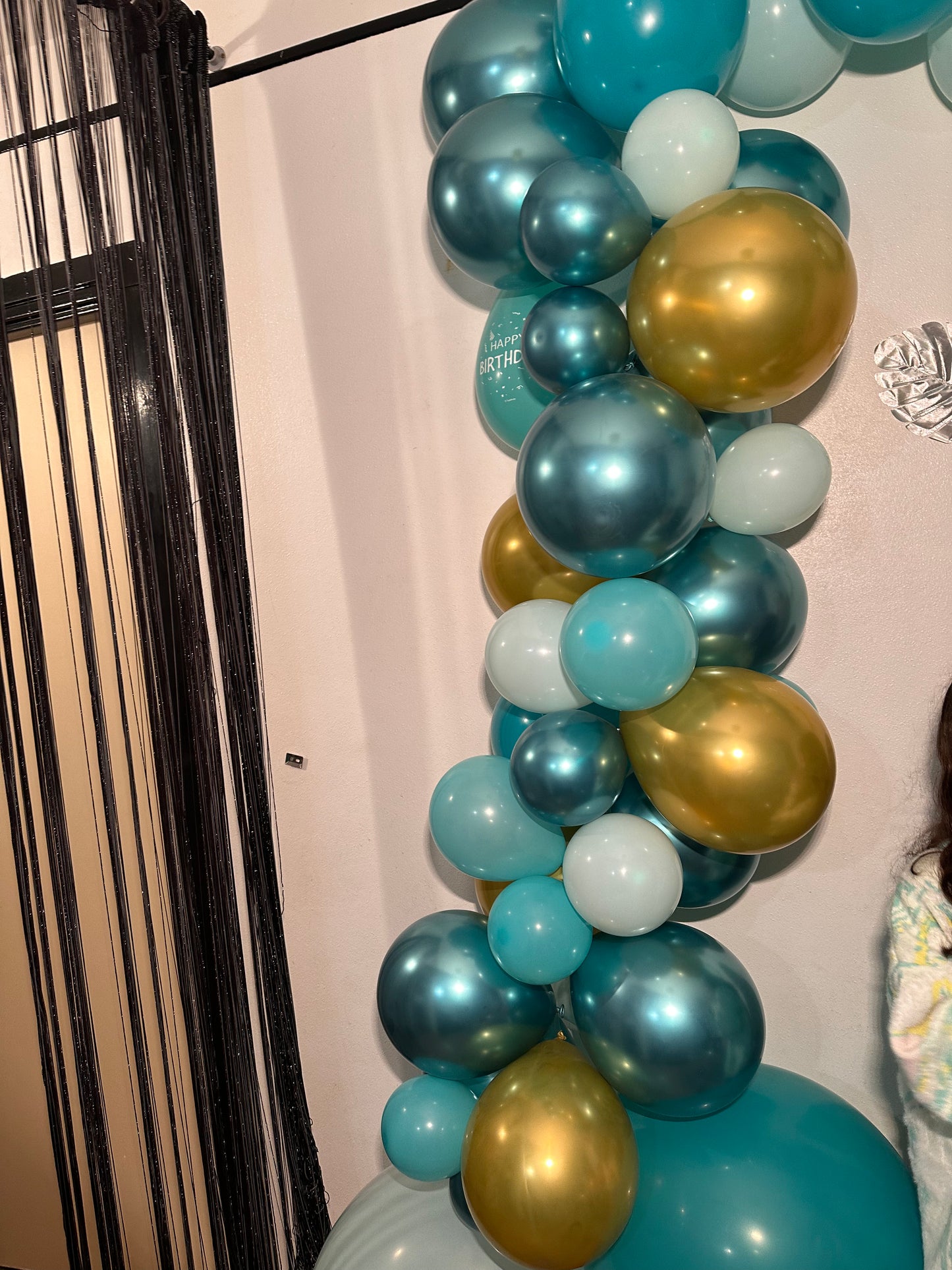 Arche 67 ballons turquoise, bleu et doré pour anniversaire, mariage et baby shower